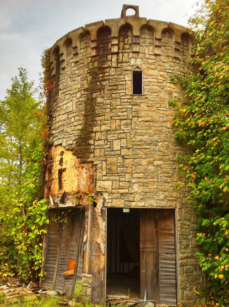 Illustration for article titled The Haunting Remains of the Virginia Renaissance Faire